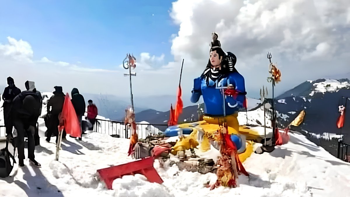 Churdhar Peak trek Sirmour Himachal Pradesh near resort Nahan